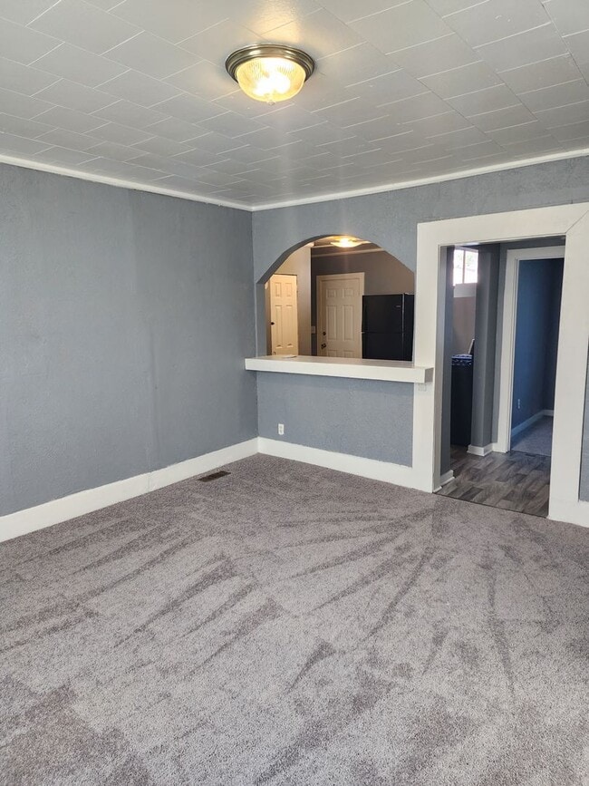 Building Photo - 1- 2 bedroom