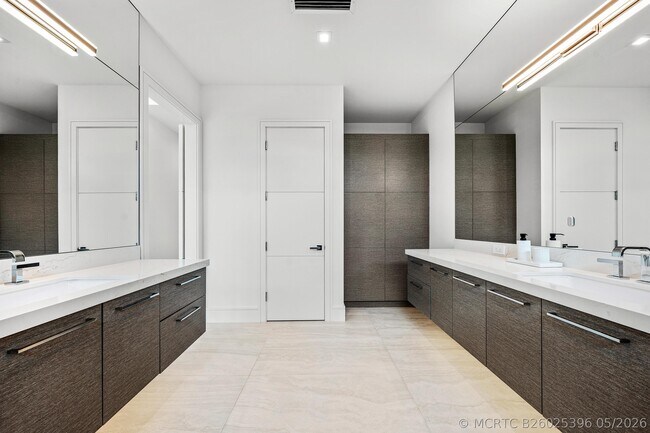Building Photo - 320 NE Wavecrest Way