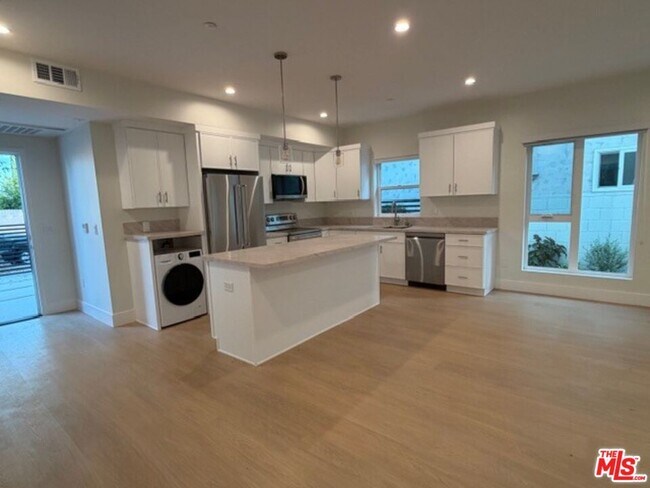 Building Photo - 5193-5193 Lindley Ave