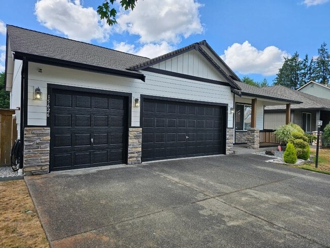 Building Photo - Spacious Tacoma Home with Gas Fireplace, 3-Car Garage & Covered Patio!
