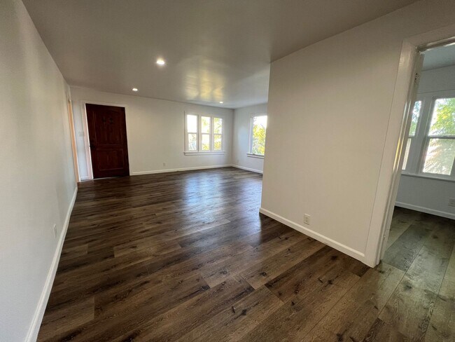 Building Photo - 955 Maltman Ave