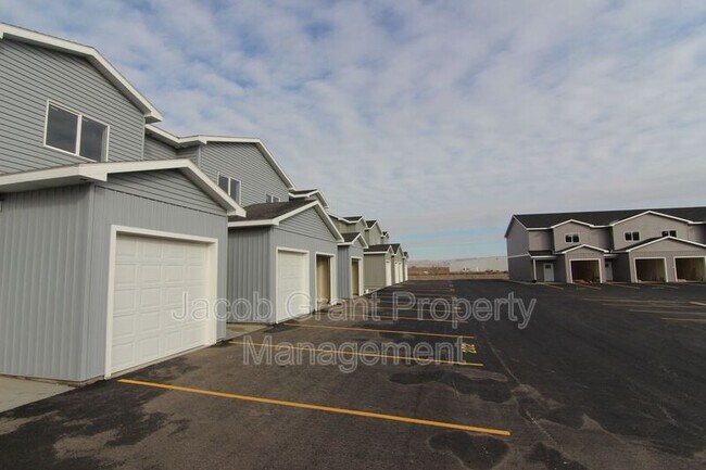 Building Photo - 650 Ruby Cir