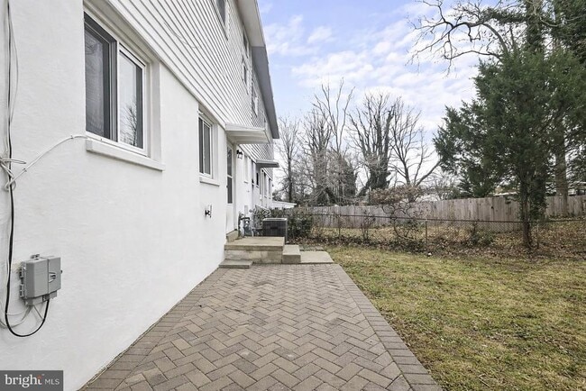 Building Photo - 10725 Maple St