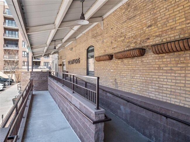 Building Photo - 404 N Washington Ave