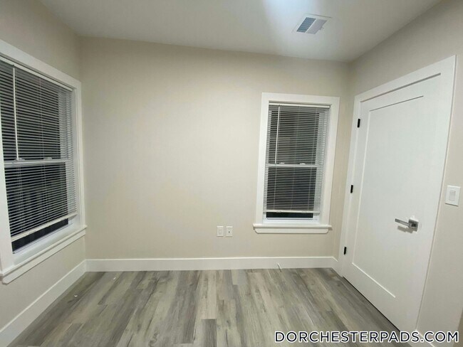 Building Photo - 10 Cawfield St