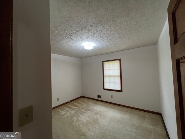 Building Photo - 380 Hidden Valley Dr SE