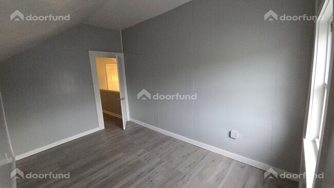 Building Photo - 418 River St