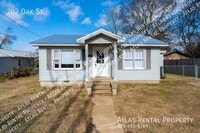 Building Photo - 202 Oak St