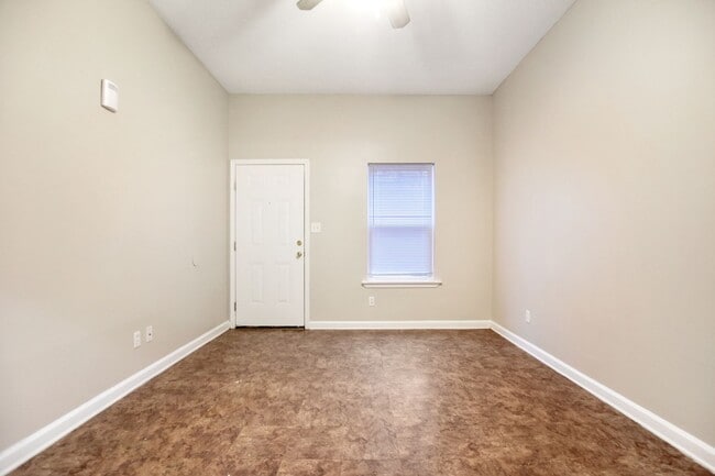 Building Photo - 701 Peachers Dr