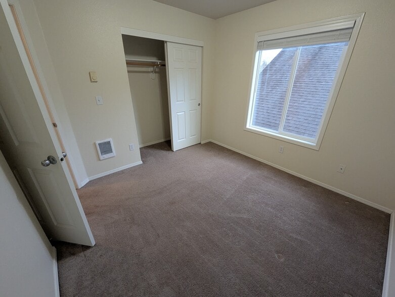 Building Photo - 3144 SE Sternwheeler Dr