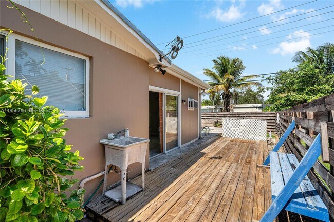 Building Photo - 8761 Ridgeland Dr