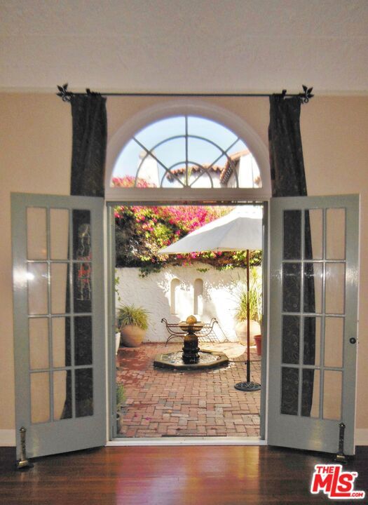 Building Photo - 914 Burnside Ave