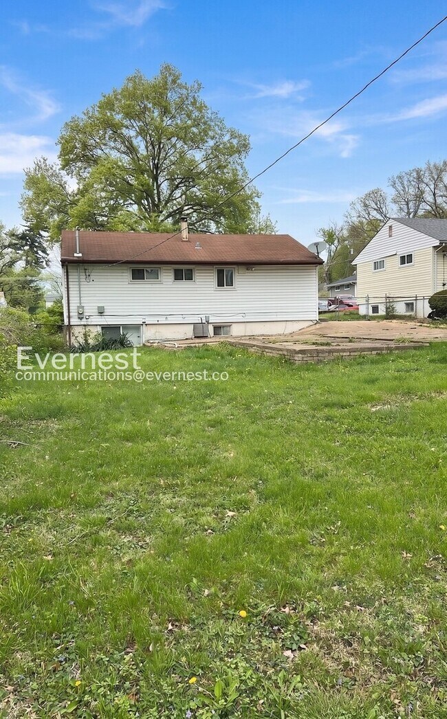 Building Photo - 3 Bed/1 Bath Home with Fenced Yard / Pet-Friendly / Vouchers Accepted / Coming Soon!