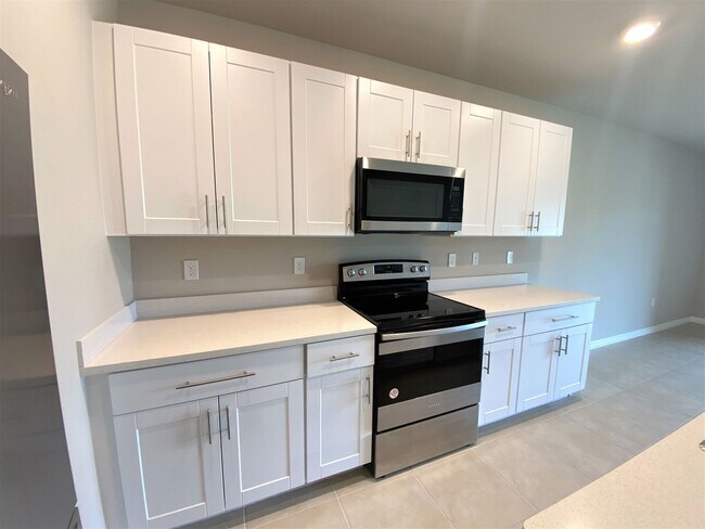 Building Photo - ** MEADOWOOD ** 3 BED / 2.5 BATH - TOWNHOME - GARAGE - NORTH NAPLES - ANNUAL RENTAL