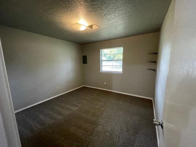 Building Photo - 2 Bedroom Duplex Close to Campus