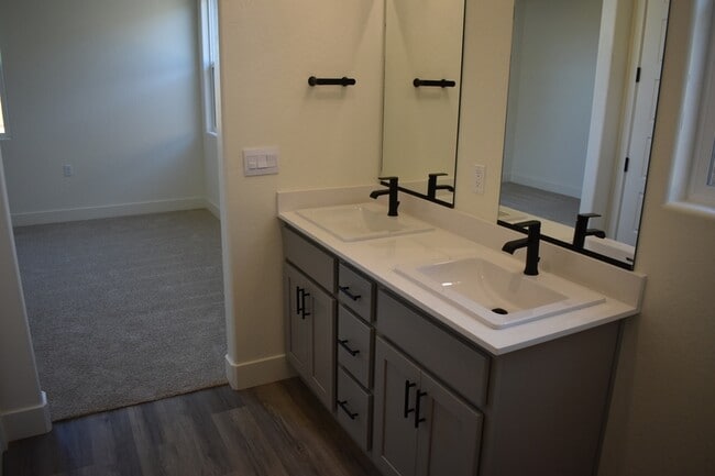 Building Photo - 744 Stephanie Dr