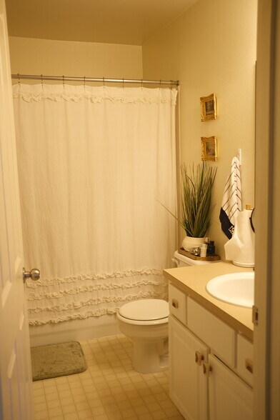Bathroom 1 - 1787 Kennedy Pl