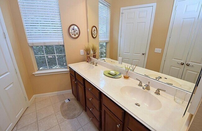 Building Photo - 7575 Kirby Dr