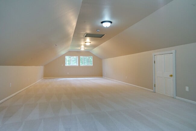 Building Photo - Ravensdale 3 Story, close to Lake Retreat,...
