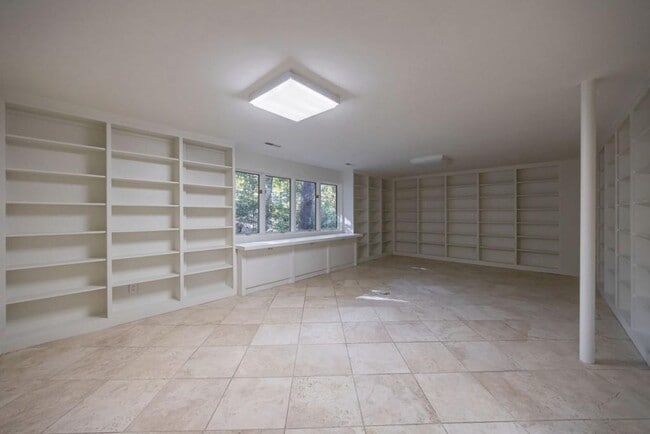 Building Photo - 922 Barton Woods Rd NE