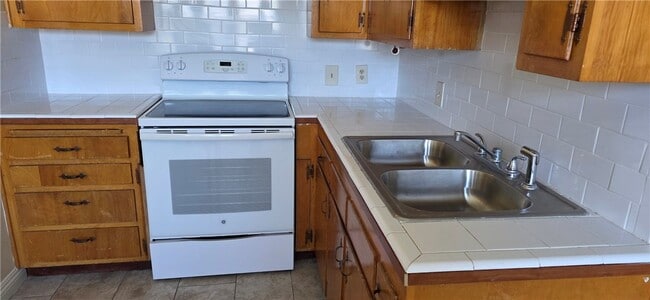 Building Photo - 2301 N Mountain Dr