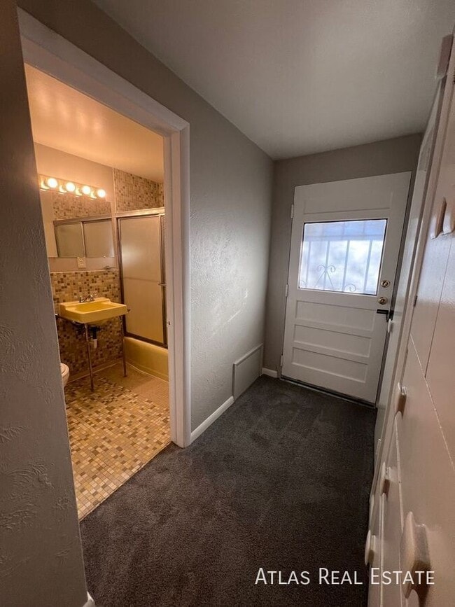 Building Photo - 839 E San Miguel St