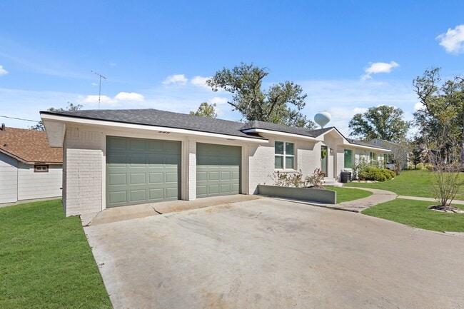 Building Photo - 712 E Kuehn St