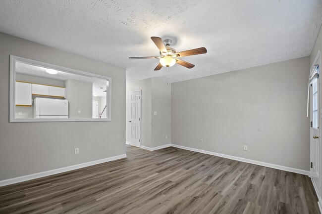 Building Photo - Townhome living close to downtown Fayettev...