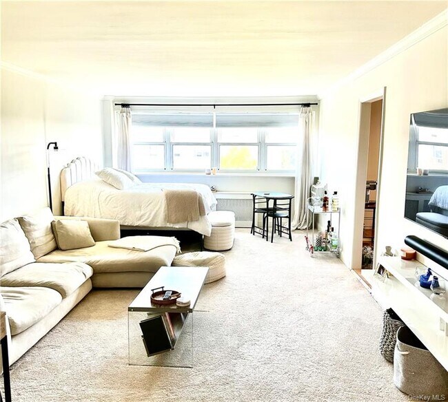 Building Photo - 370 Westchester Ave