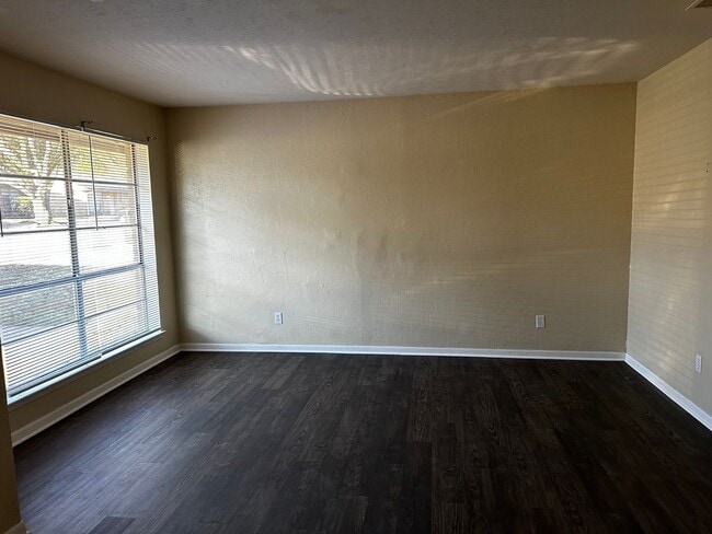 Building Photo - 1 Bedroom Duplex
