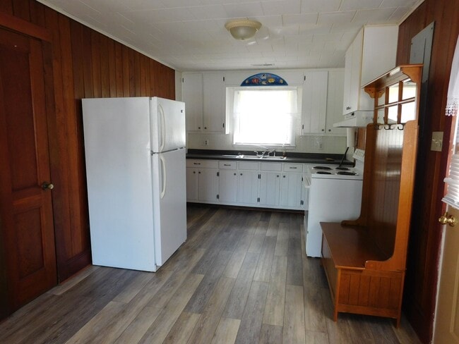 Building Photo - 712 N B St