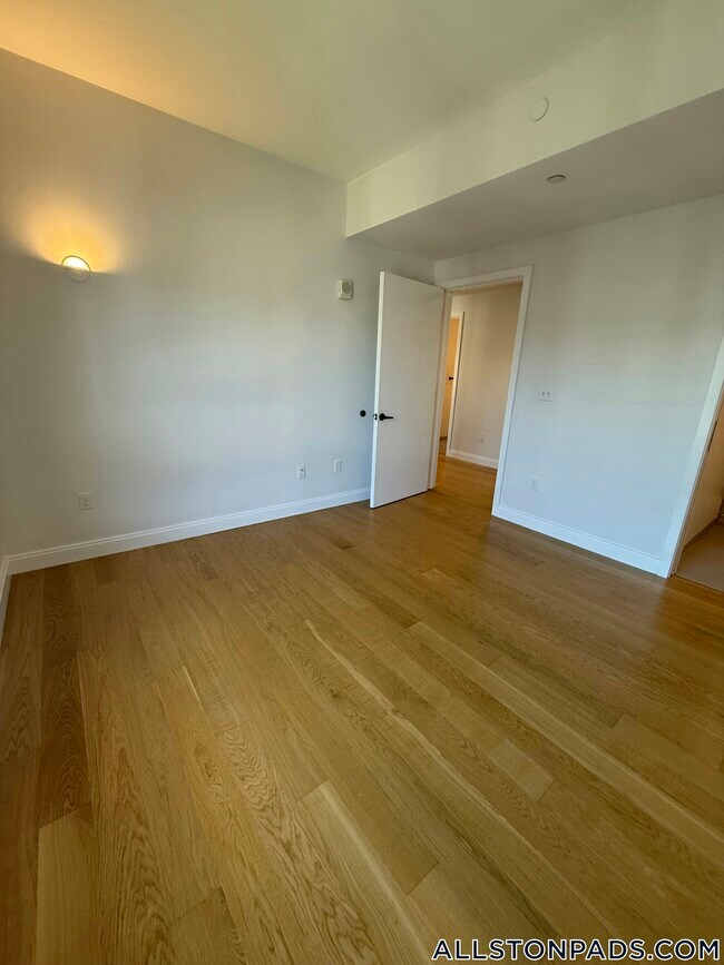 Building Photo - 83 Gardner St