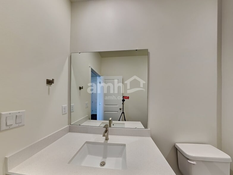 Building Photo - 305 Smith Dr