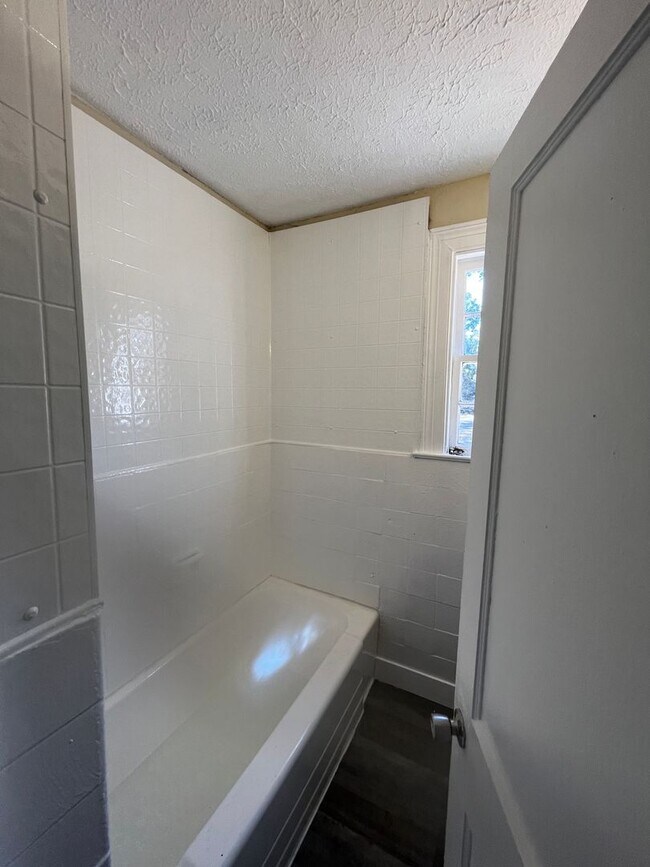 Building Photo - 2106 S Andrews Cir