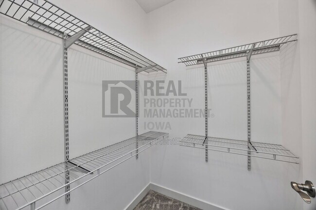 Building Photo - 8914 Hickory Dr
