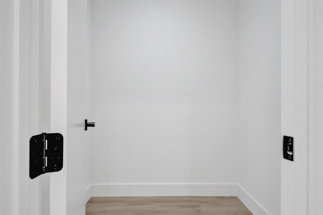 Building Photo - 606 SW 7th Ave