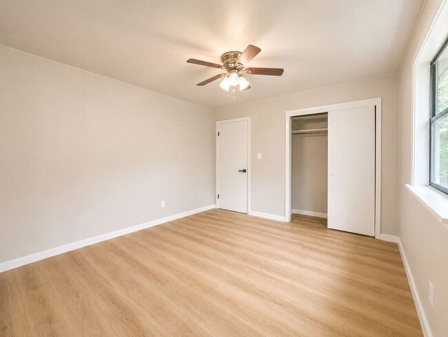 Building Photo - Remodeled 2 Bed/ 1.5 Bath Townhouse in Batesville!