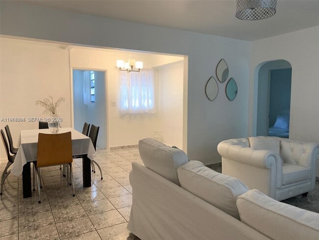 Building Photo - 2131 Arthur St