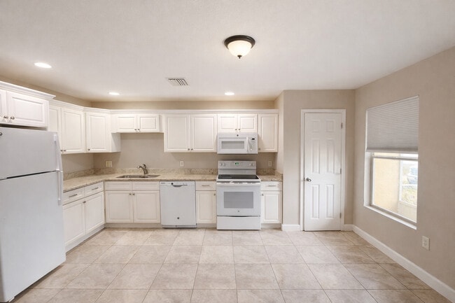 Building Photo - 4708 Golfview Blvd