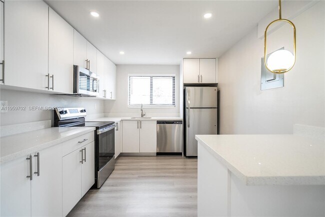 Building Photo - 6960 Rue Vendome