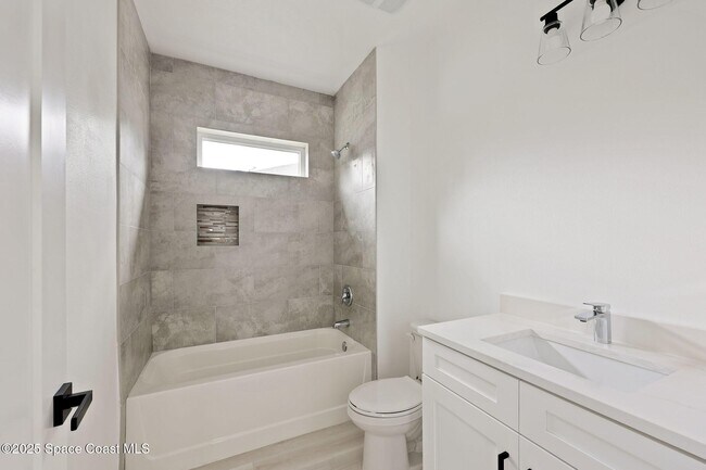 Building Photo - 746 Harriet Ave SW