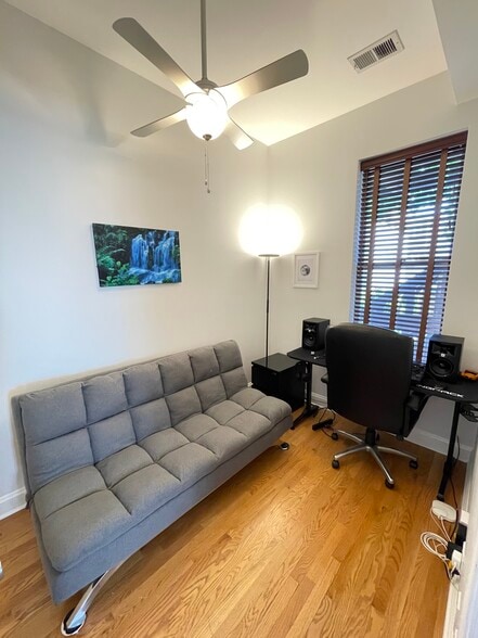 Building Photo - 2025 W Erie St