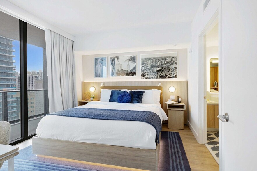 Building Photo - 601 NE 1st Ave