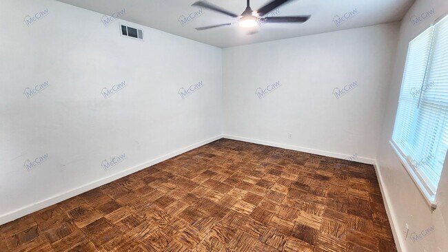 Building Photo - Incredible 3/2 in Irving!