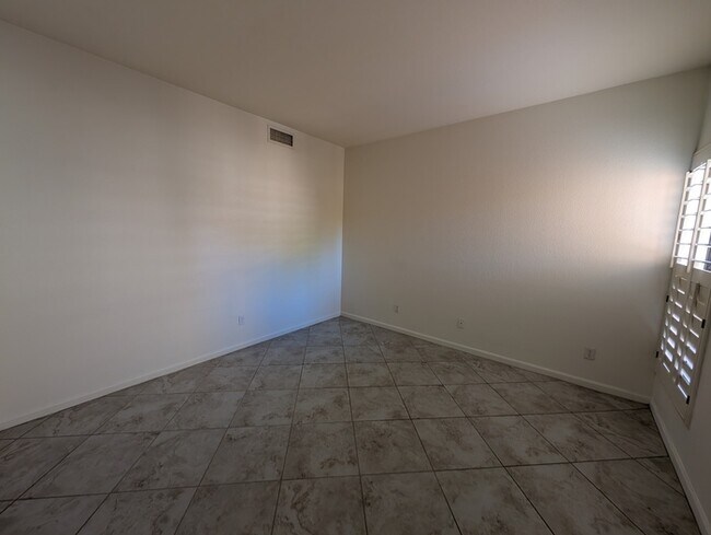 Building Photo - Pointe Tapatio 3br with garage
