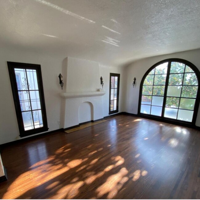 Primary Photo - 2570 N Beachwood Dr