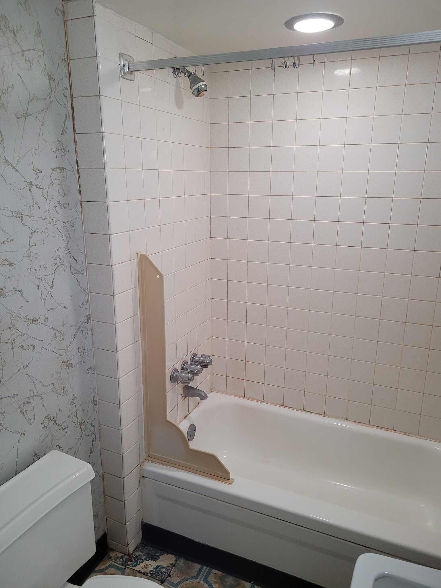 Bathtub - 341 Atwood St