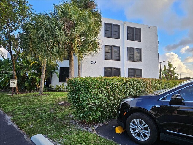Building Photo - 212 Lake Pointe Dr