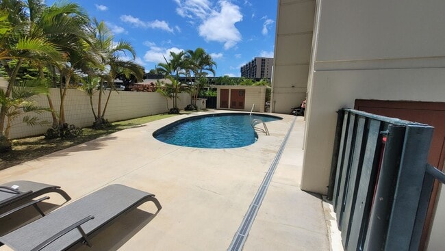 Building Photo - Nice 2bd, 1bath, 1pkg 700sqft unit . $2500