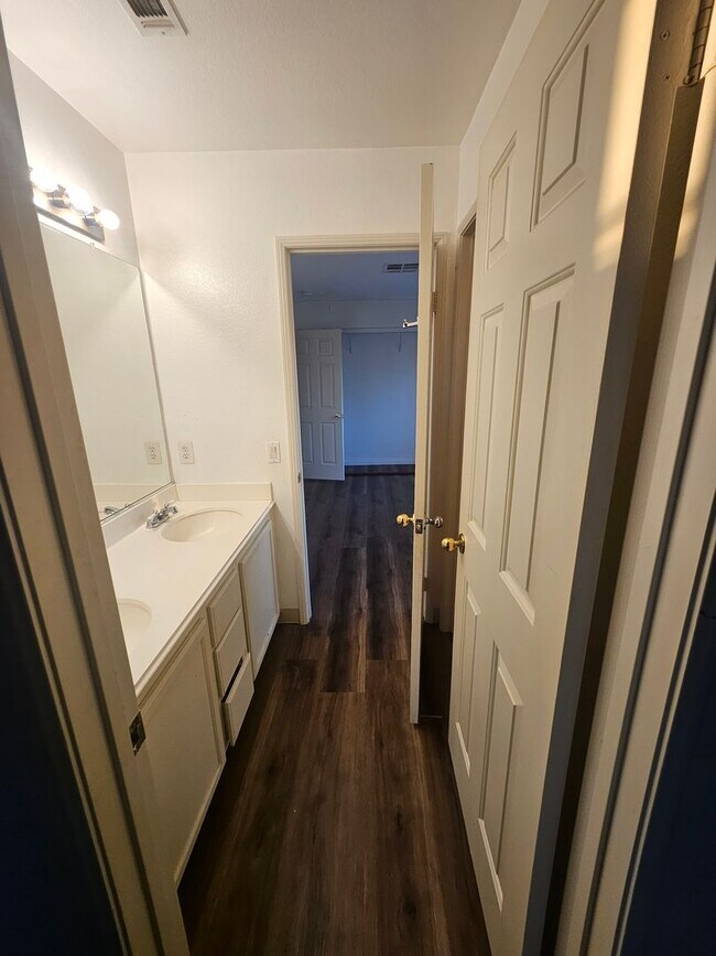 Building Photo - Spacious South Corona Home!